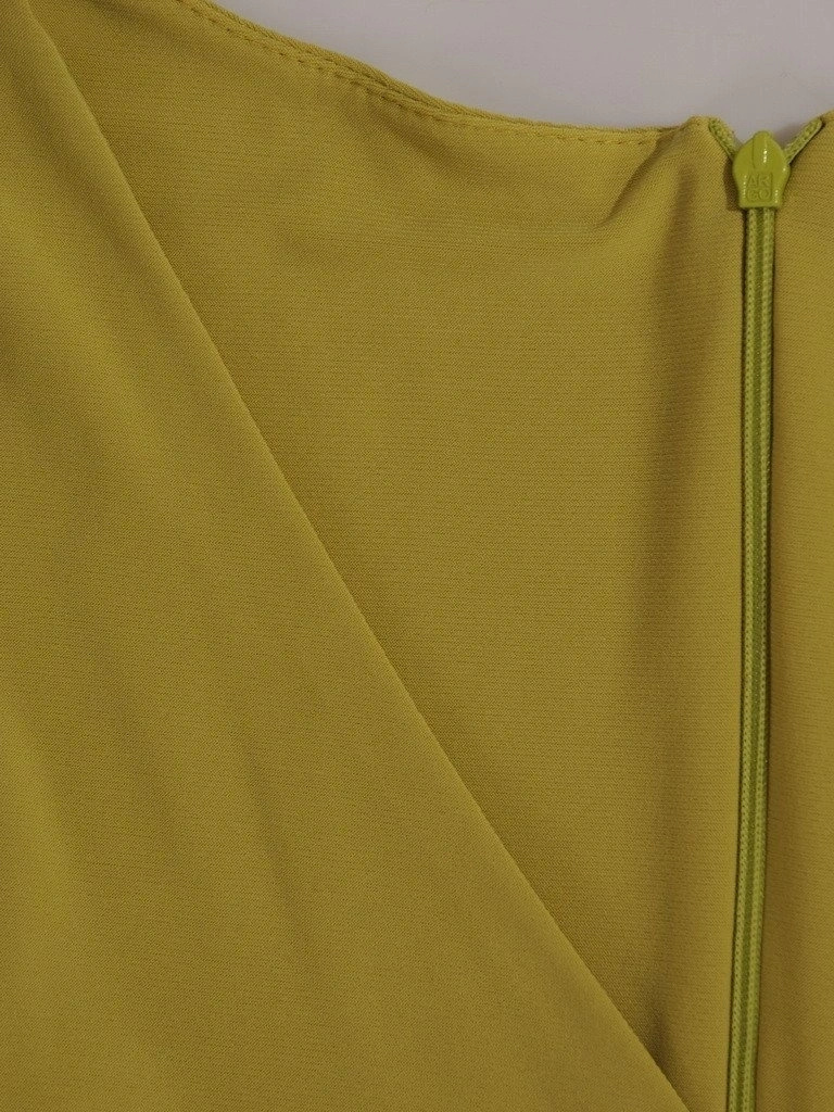 Elegancka sukienka midi w kolorze pistacji o prostym kroju – kobiece zakładki modelujące sylwetkę 20889