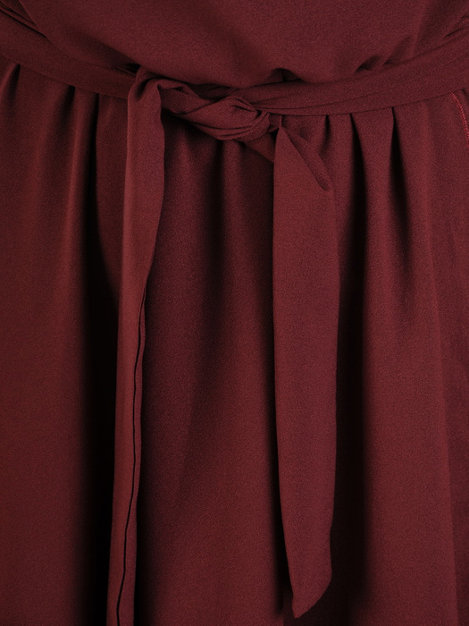 Długa bordowa sukienka z szyfonu, kreacja z ozdobnym rozcięciem 31150