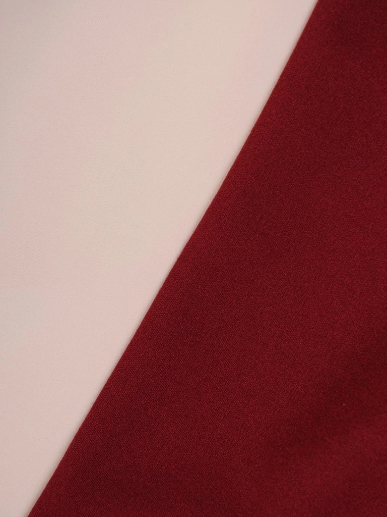Elegancka sukienka wizytowa bordowa z ecru – prosty fason wysmuklający sylwetkę z rękawem 3/4 23205