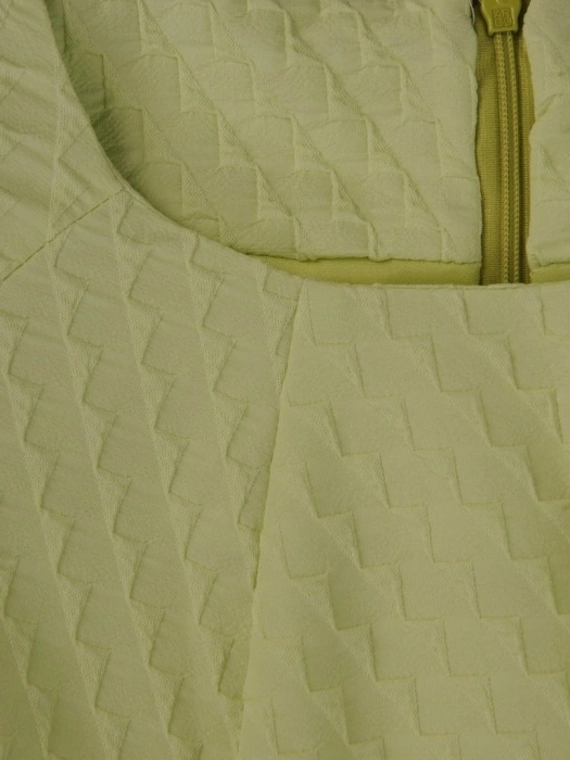 Pastelowo zielona sukienka midi z dekoltem łódka – prosty, wygodny fason z kieszeniami 11235