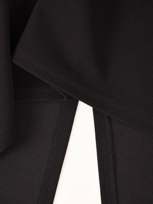 Elegancka sukienka sylwestrowa midi czarna ze złotem – prosty krój z modelującą baskinką 40594