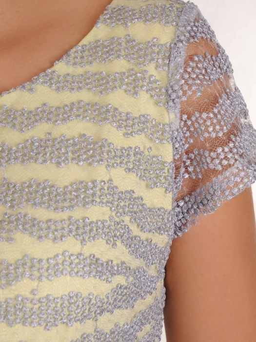 Elegancka cytrynowa sukienka na wesele midi – prosty fason z koronkowym akcentem wysmuklający sylwetkę 28296