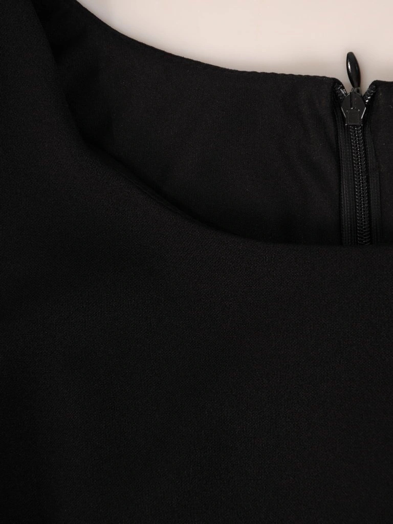 Prosta czarna sukienka w zwierzęcy deseń – wysmuklające zaszewki i wzorzyste rękawy 27659