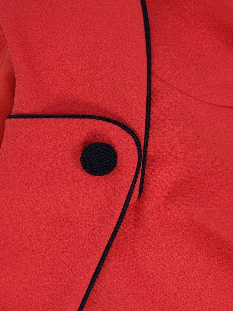 Koralowa sukienka rozkloszowana z kołnierzykiem – kontrafałdy i zaszewki wyszczuplające sylwetkę 20568