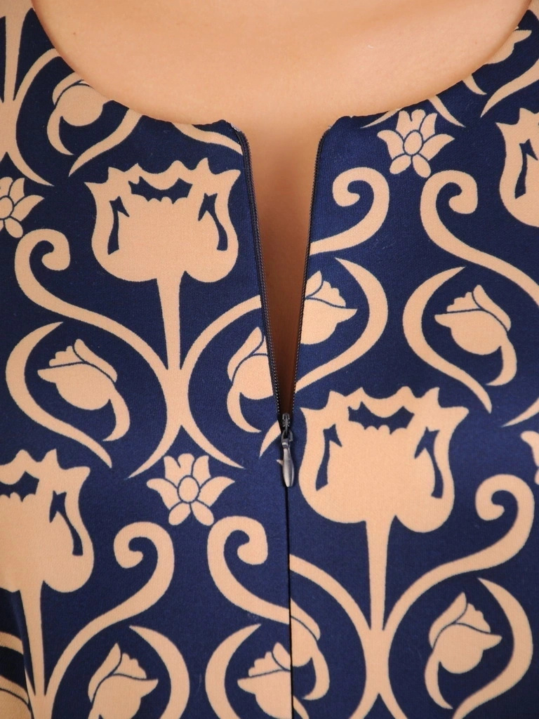 Elegancka granatowa sukienka rozkloszowana w kwiaty – kobiecy krój z kontrafałdą i paskiem 33199