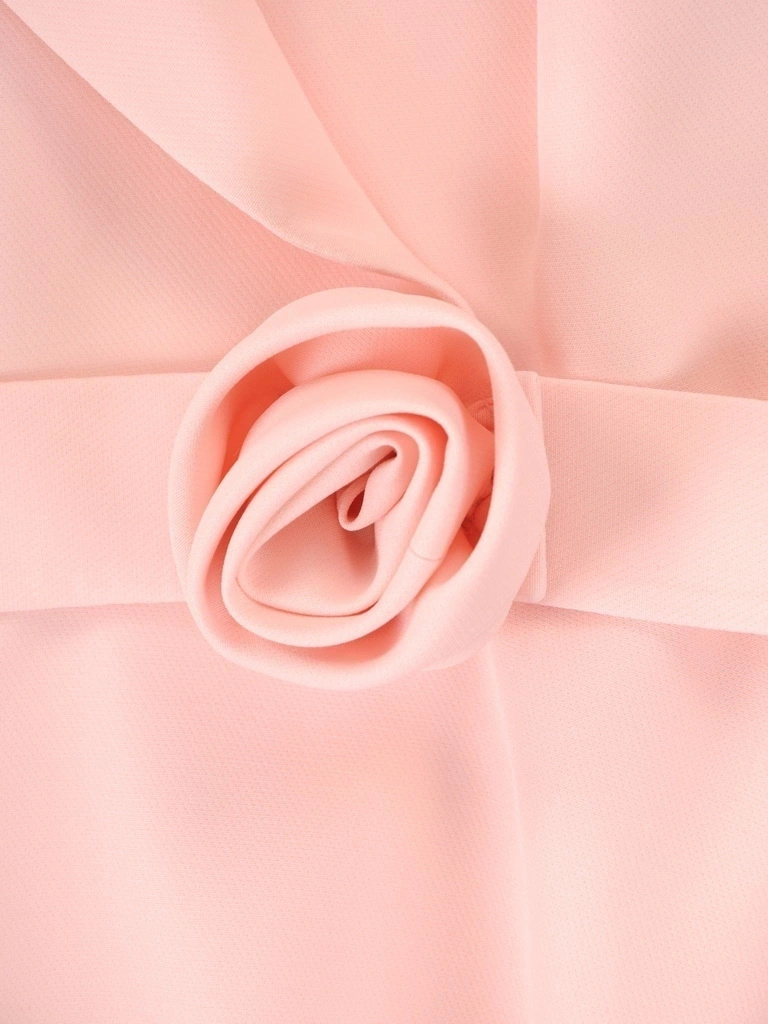 Elegancka sukienka rozkloszowana pudrowy róż midi – kobiecy fason z paskiem akcentującym talię 37977