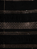 Wieczorowa sukienka z ozdobnymi frędzlami 18542, czarna kreacja w paski.