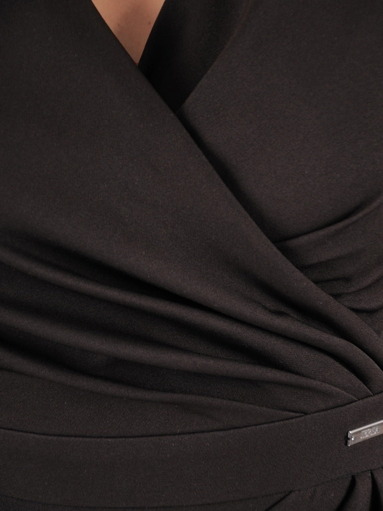 Sukienka wieczorowa midi o prostym fasonie w kwiaty – kopertowy dekolt i marszczenie podkreślające talię 39145
