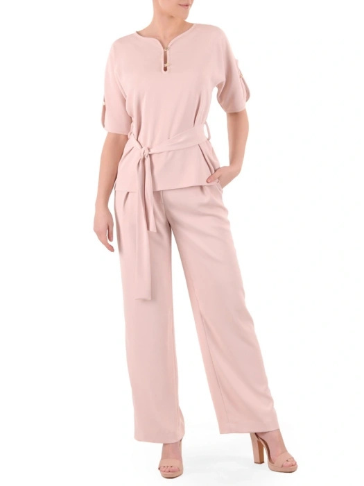 Elegancki kostium damski ze spodniami, brudny róż – prosty fason z paskiem podkreślającym talię 39483