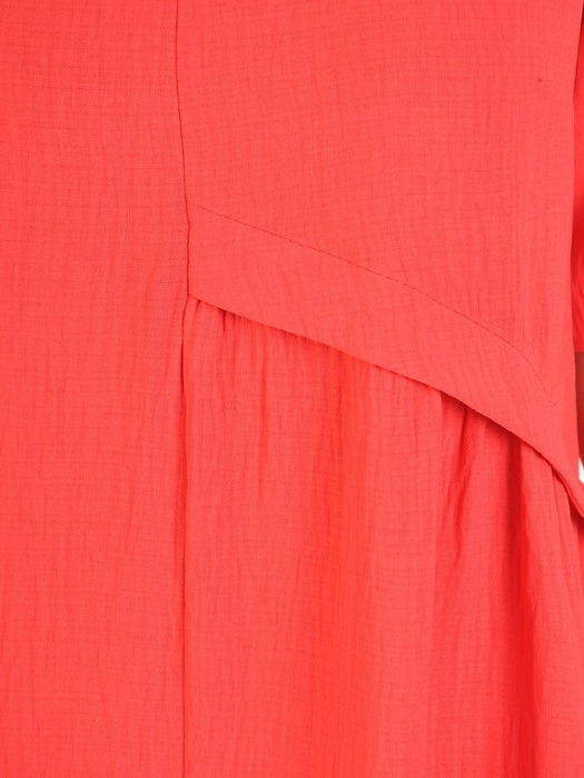 Luźna sukienka z przewiewnej tkaniny w modnym odcieniu czerwieni 30213