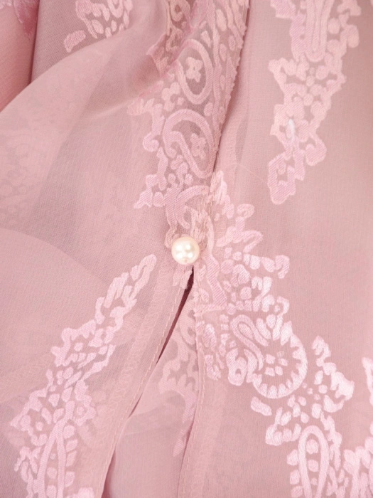 Różowa sukienka maxi rozkloszowana z ozdobnym kwiatem – eleganckie rękawy z perełkami akcentujące szyk 38055