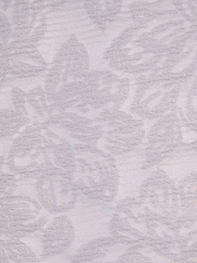Gołębia sukienka wizytowa w kwiaty z rękawem 3/4 – prosty fason z zakładkami maskującymi niedoskonałości 28558
