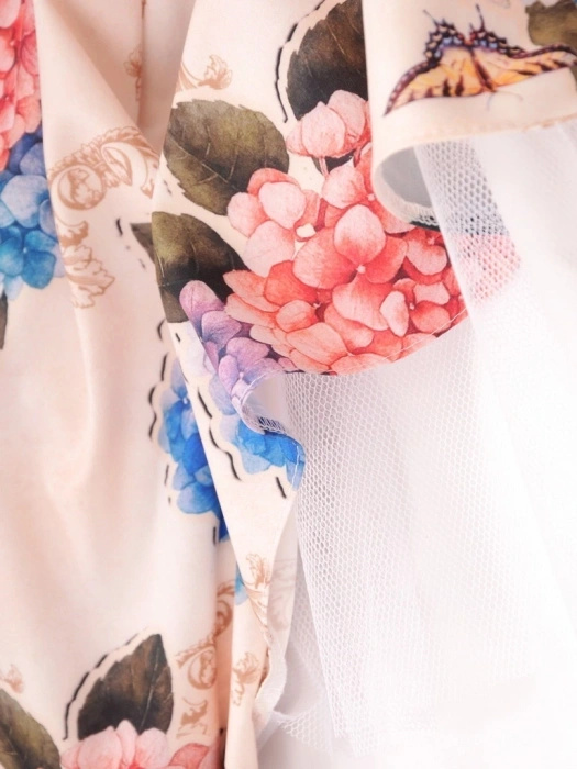 Wizytowa sukienka rozkloszowana w kwiatowy wzór – tiulowa falbanka i dekolt w serek na plecach 35688