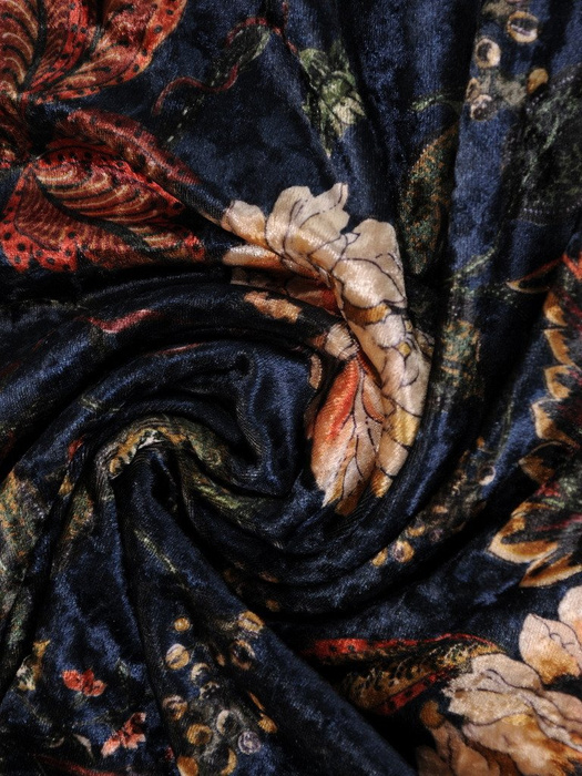 Kopertowa sukienka z aksamitu, kreacja w kwiatowym wzorze 23152