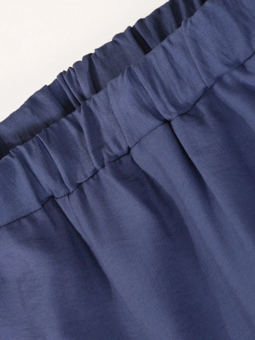 Elegancki komplet damski ze spodniami na wesele – wiskozowy fason z ozdobnym kwiatem 41362