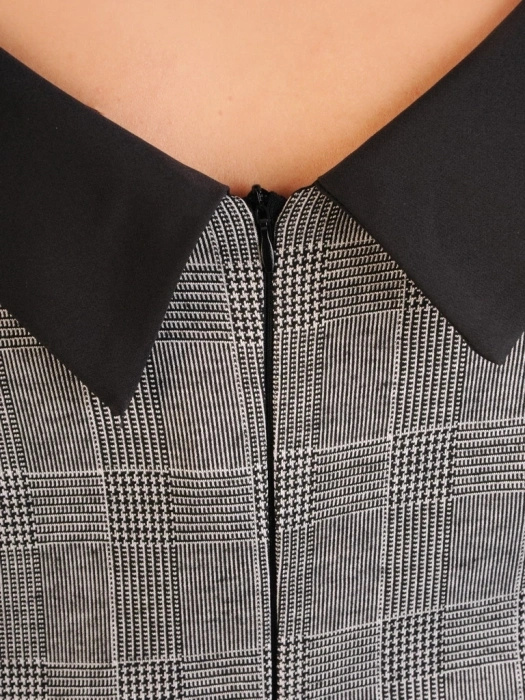 Szara sukienka dzianinowa midi w kratę o prostym kroju – kobiecy fason z kołnierzykiem na jesień 33903