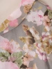 Zwiewna szara sukienka maxi w kwiaty z paskiem – rozkloszowany fason z dekoltem łódka akcentujący talię 35985