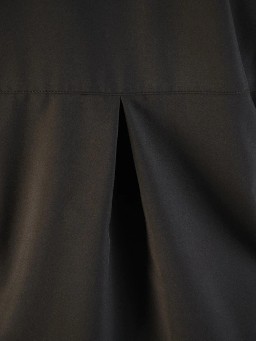 Czarna koszula damska z asymetrycznym dołem i ozdobnymi mankietami – wysmuklająca do biznesowych stylizacji 34741