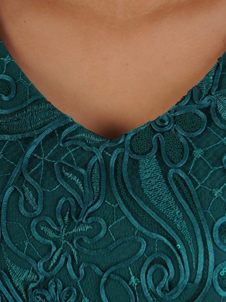 Elegancka zielona sukienka trapezowa midi na przyjęcia – maskujący fason z koronkowej gipiury z cekinami 24810