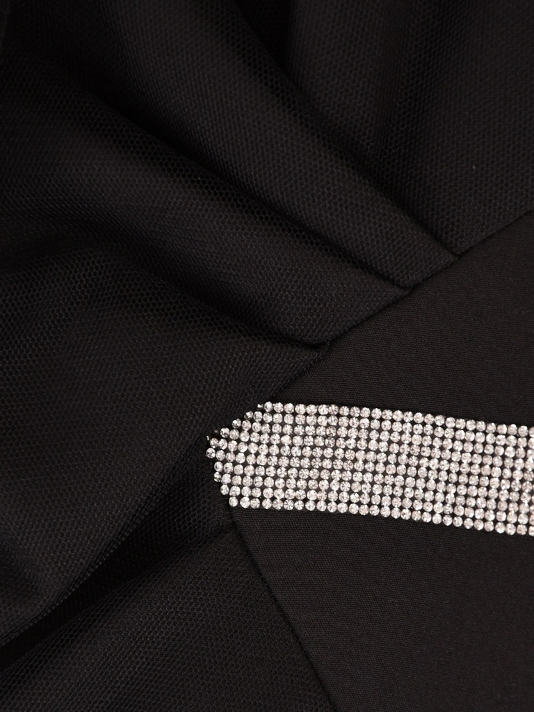 Czarna sukienka ołówkowa na andrzejki i sylwestra – wysmuklające sylwetkę drapowanie z ozdobą 40655