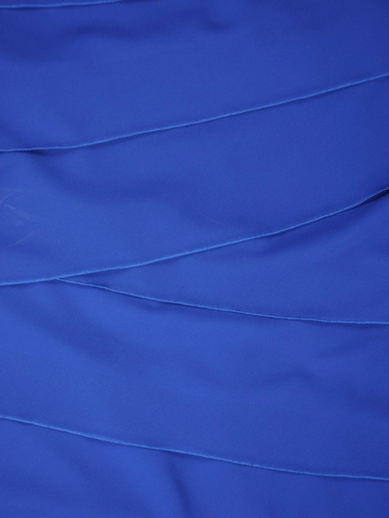 Elegancka chabrowa sukienka trapezowa midi – falbany na rękawach i luźny fason 35219