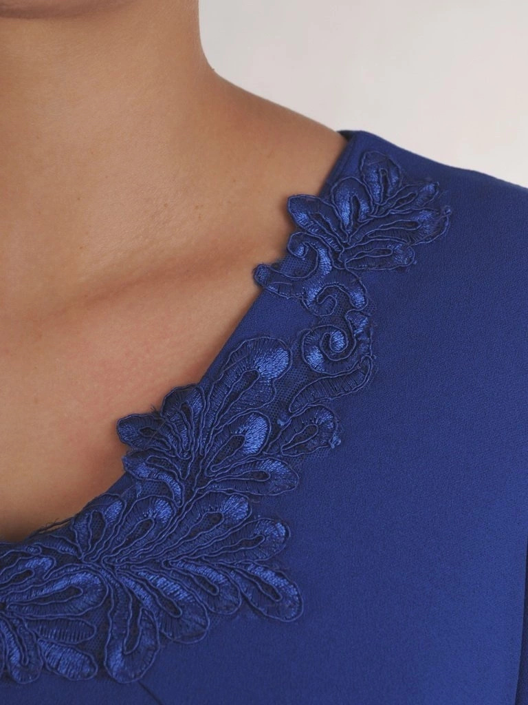 Chabrowa sukienka na wesele midi o prostym kroju – koronkowe detale i dekolt serek wysmuklające sylwetkę 28088