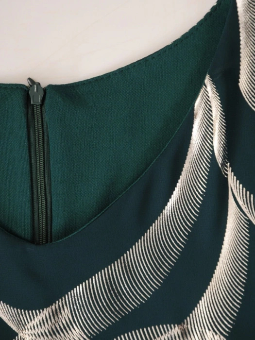 Elegancka suknia wieczorowa rozkloszowana maxi w butelkowej zieleni – wysmuklający fason z dekoltem V 38646