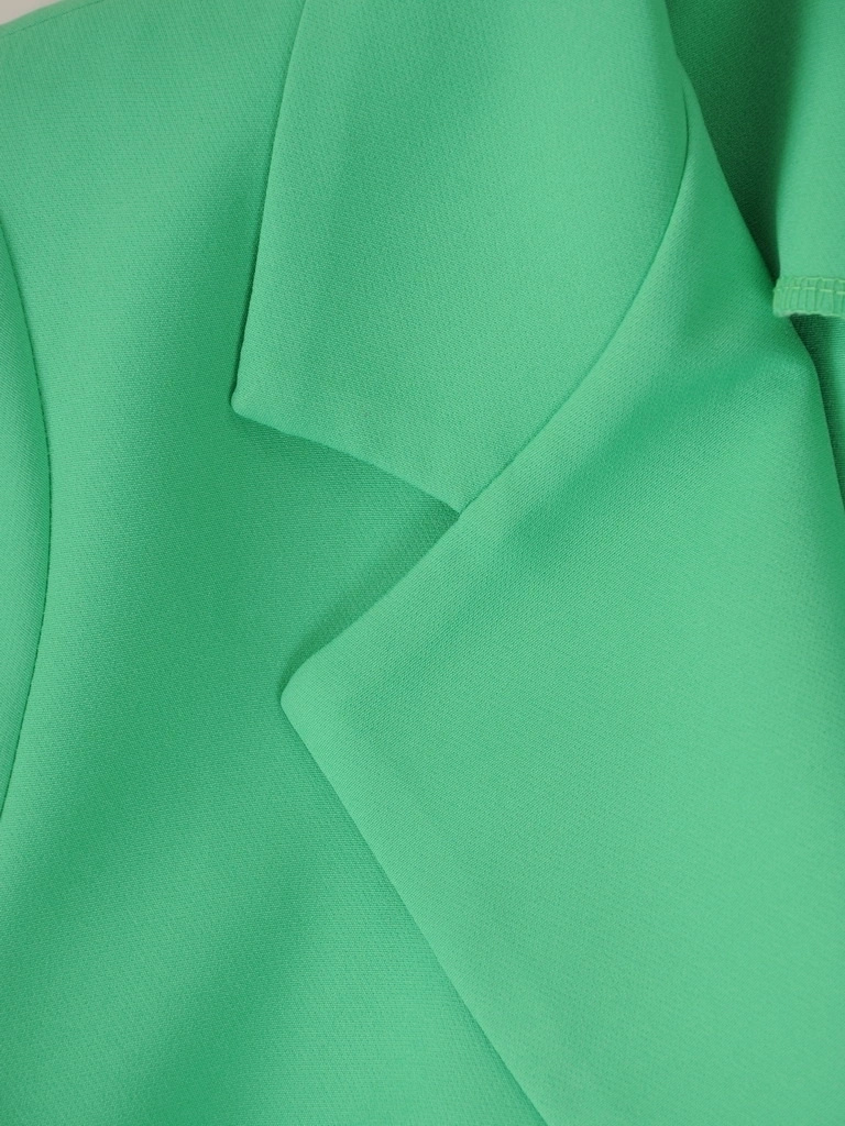 Elegancka zielona sukienka kopertowa midi – pionowe zaszewki wyszczuplające sylwetkę 36236
