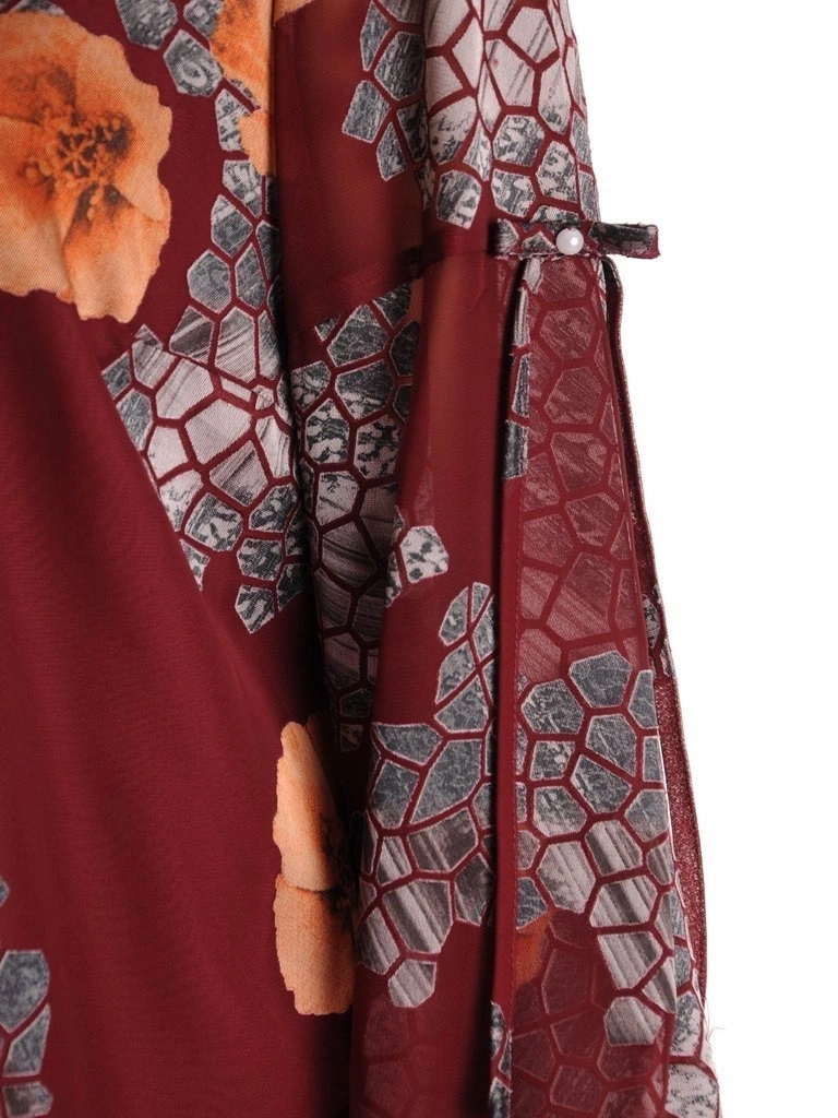 Elegancka sukienka trapezowa w bordowe kwiaty – tuszujący sylwetkę fason z rozcięciem na rękawie 23614