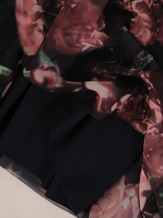 Elegancka czarna sukienka w kwiaty z rękawem 3/4 – kopertowy krój akcentujący talię 26895
