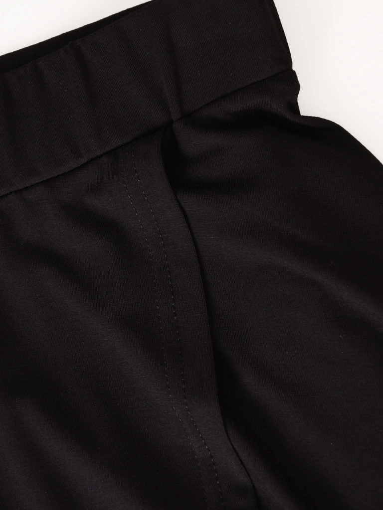 Elegancka czarna spódnica trapezowa midi na gumce – wygodny fason z kieszeniami na chłodne dni 41420