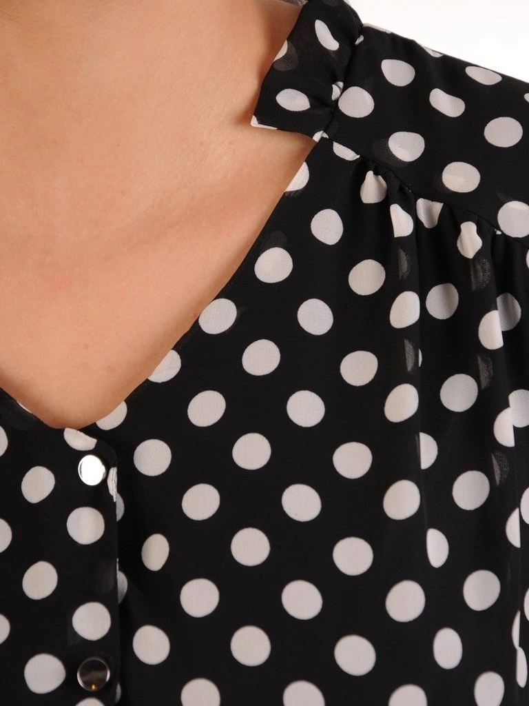 Czarna sukienka rozkloszowana midi w grochy – kobiecy fason z falbanami akcentujący talię 26073