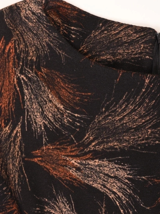 Rozkloszowana sukienka jesienna maxi z rękawem 3/4 – stylowy print i pasek podkreślający talię 40295
