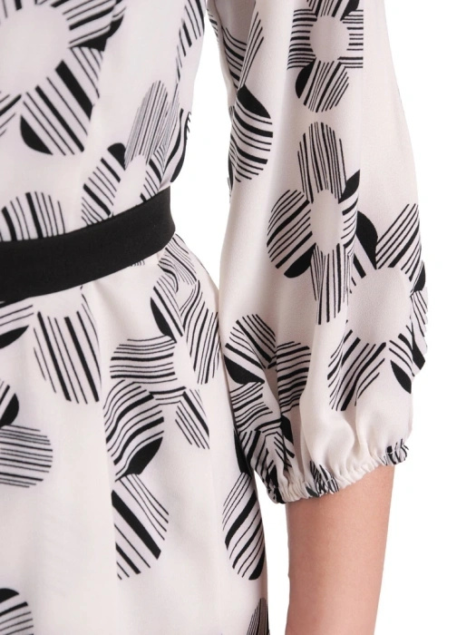 Elegancka sukienka maxi rozkloszowana w kwiaty – wysmuklający krój z paskiem 39731