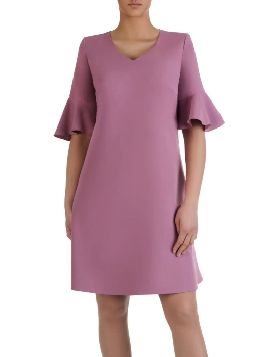 Elegancka sukienka trapezowa w odcieniu wrzosowym – tuszujący biodra fason z falbankami 15578