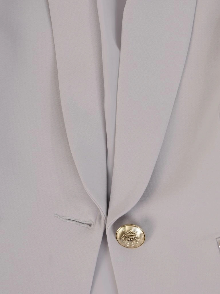 Elegancki szary żakiet damski do sukienki – prosty fason z biżuteryjnym zdobieniem 25760