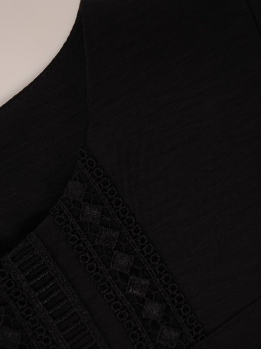 Czarna bluzka z ozdobnym dekoltem 26334