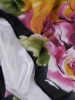 Wizytowa sukienka rozkloszowana w amarantowe kwiaty – kobiecy fason podkreślający talię 9418
