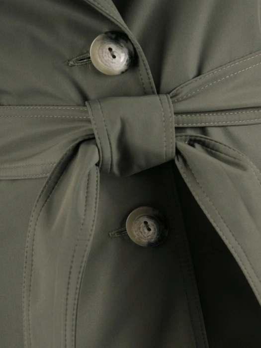 Stylowy płaszcz na jesień damski trencz khaki – kobiecy fason z paskiem modelującym sylwetkę 39409