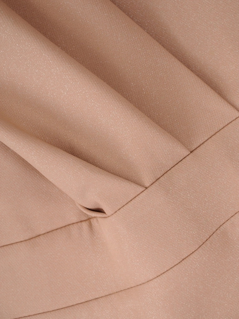 Wizytowa sukienka rozkloszowana midi w kolorze beżowym – fason pięknie modelujący sylwetkę z łańcuszkiem 36012