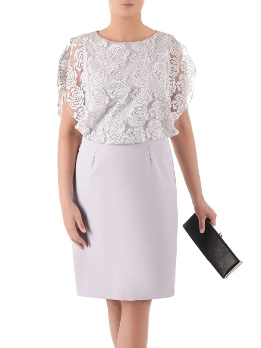 Elegancka sukienka midi w kwiaty na wesele – prosty fason w gołębim odcieniu 32632