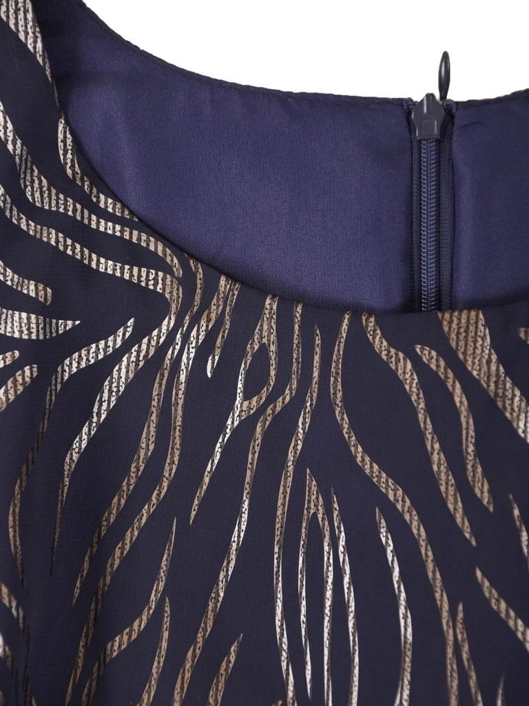 Koktajlowa sukienka rozkloszowana maxi granatowa – subtelne plisy i pasek modelujący sylwetkę 41577