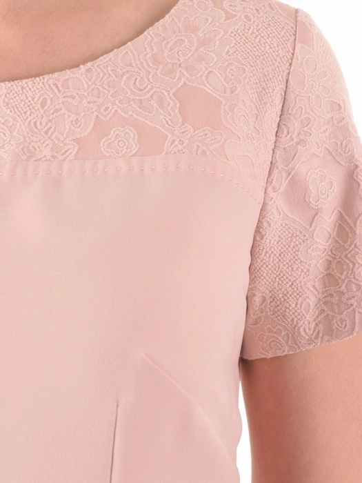 Sukienka w kolorze brudnego różu o prostym kroju z dekoltem łódka – elegancki fason do kolan 39823