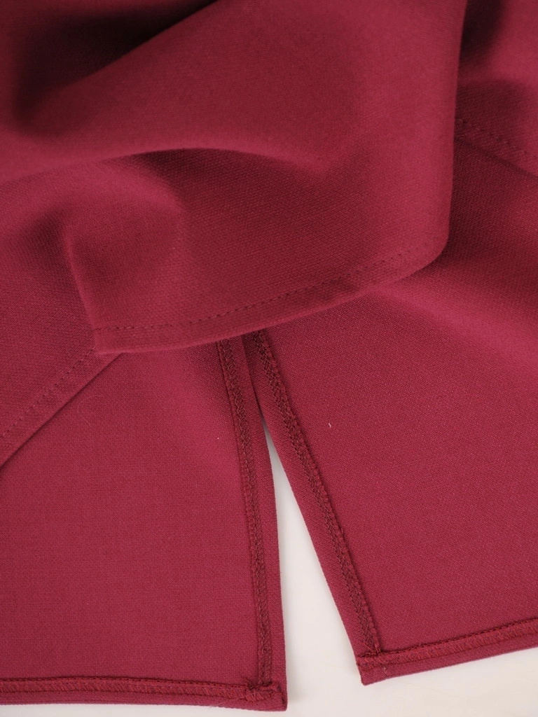 Bordowa sukienka midi z rękawem 3/4 – prosty krojowo model z wyszczuplającymi przeszyciami 36459
