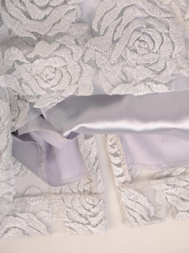 Elegancka sukienka wizytowa na wesele o prostym kroju – stylowa narzutka z gipiurą 32599