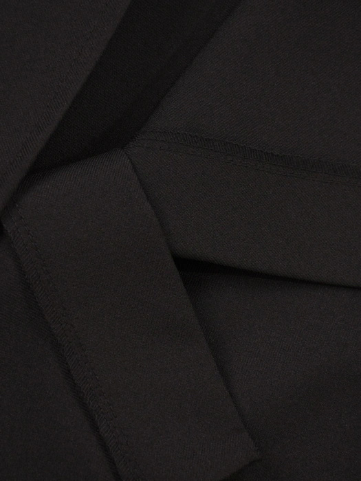 Elegancka czarna spódnica prosta do kolan – ozdobne guziki i fason wysmuklający sylwetkę 41605