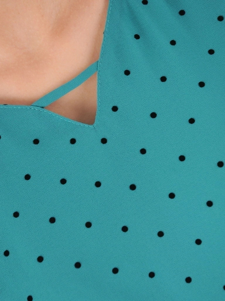 Elegancka zielona sukienka midi rozkloszowana w grochy – kobiecy krój z ozdobnym dekoltem 38293