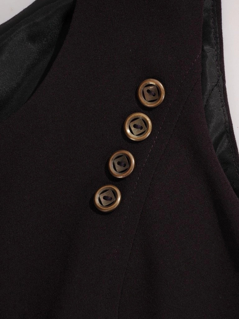 Elegancka fioletowa sukienka midi o prostym kroju – model bez rękawów z ozdobnymi guzikami 23484