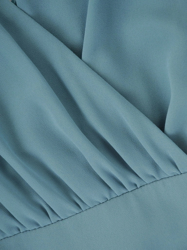 Elegancka zielona sukienka na wesele midi – rozkloszowany fason z kopertowym dekoltem bez rękawów 38348