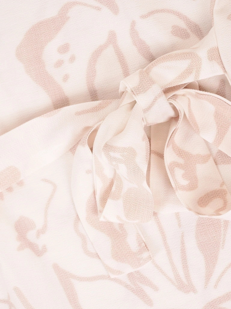 Elegancki kostium damski ze spodniami na uroczystości – prosty krój z dekoltem w łódkę 42018